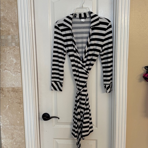 Vintage Blk & white Venus wrap dress size small! - Picture 4 of 7